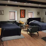 Liefdeshotel Serengeti & Stayover *